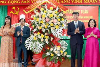 Đồng chí Chủ tịch UBND tỉnh Trần Huy Tuấn thăm, chúc mừng Trường THPT chuyên Lương Văn Tụy