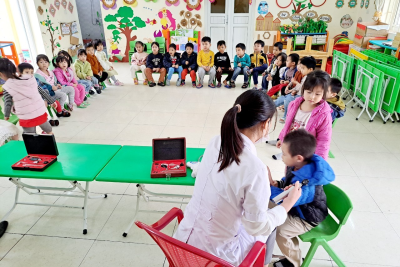 Ngày 11/3/2024 Trường mầm non Hoa Sen tổ chức khám sức khỏe đầu ra năm học 2023-2024 cho trẻ trong toàn trường
