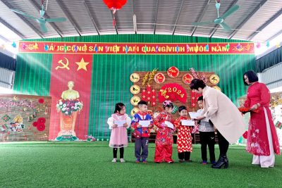 Ngày 30 tháng 01 năm 2024 trường mầm non Hoa Sen phố hợp với Ban đại diện cha mẹ trẻ em tổ chức lễ hội mùa xuân 2024 và cho học trẻ trải nghiệm gói bánh trưng