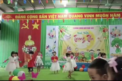 Sáng ngày 28 tháng 9 năm 2023 trường mầm non Hoa Sen tổ chức tết trung thu cho các cháu tại trường